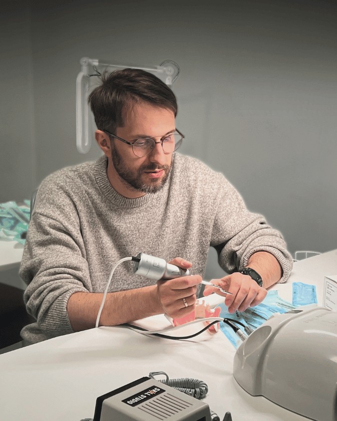 Szkolenie z atraumatycznej ekstrakcji zębów - lek. dent. Marcin Jarmołowicz z uczestnikiem szkolenia - Skill Studio