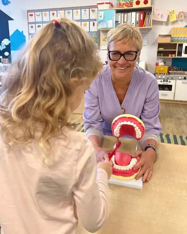 lek. dent. Joanna Skonecka uczy dzieci w przedszkolu Zaczarowany Zakątek w Bydgoszczy prawidłowego mycia zębów Skill Studio