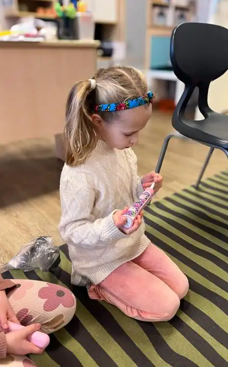 lek. dent. Joanna Skonecka uczy dzieci w przedszkolu Zaczarowany Zakątek w Bydgoszczy prawidłowego mycia zębów Skill Studio