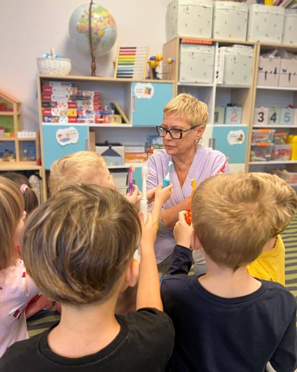 lek. dent. Joanna Skonecka uczy dzieci w przedszkolu Zaczarowany Zakątek w Bydgoszczy prawidłowego mycia zębów Skill Studio